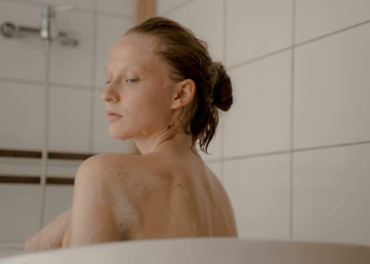 pexels-ron-lach-étudiante qui prend un bain - 3 raisons de ne plus prendre de bain