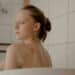 pexels-ron-lach-étudiante qui prend un bain - 3 raisons de ne plus prendre de bain