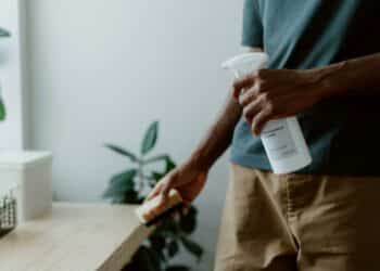 pexels-ron-lach-homme qui nettoie-comment faire son ménage d'été au kot