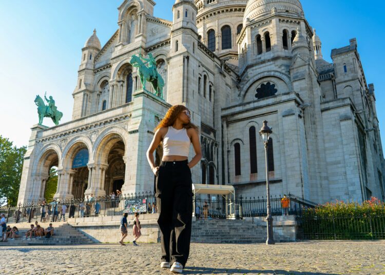 pexels-sam-gard-tayuna-fille qui pose devant une cathédrale en été-Pourquoi l’été est la meilleure période pour les étudiants