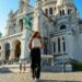 pexels-sam-gard-tayuna-fille qui pose devant une cathédrale en été-Pourquoi l’été est la meilleure période pour les étudiants