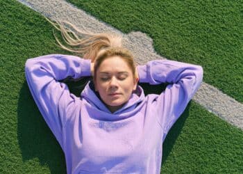 pexels-shvetsa-fille détendue-Comment se préparer pour l’année prochaine