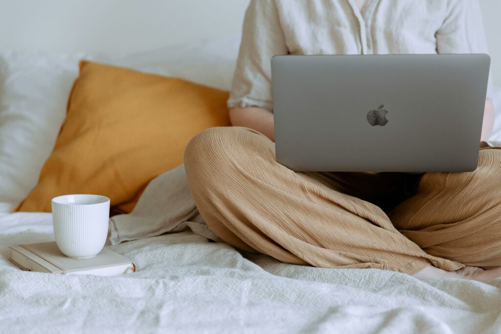 pexels-tatianasyrikova-étudiante qui cherche un job étudiant - Comment trouver un job étudiant parfait