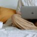pexels-tatianasyrikova-étudiante qui cherche un job étudiant - Comment trouver un job étudiant parfait