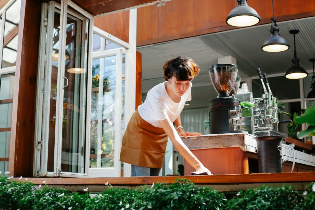 pexels-tim-douglas-serveuse dans un restaurant- job étudiant pendant les vacances, bonne idée