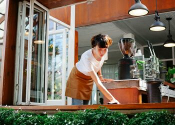 pexels-tim-douglas-serveuse dans un restaurant- job étudiant pendant les vacances, bonne idée
