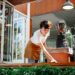 pexels-tim-douglas-serveuse dans un restaurant- job étudiant pendant les vacances, bonne idée