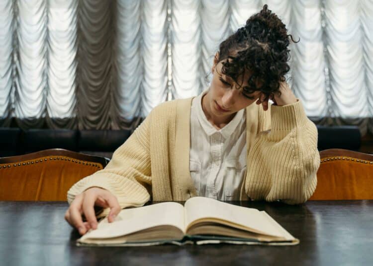 pexels-tima-miroshnichenko-fille qui étudie-Et si la seconde session était faite pour toi