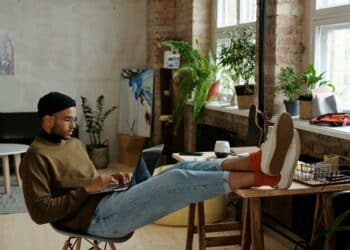 pexels-tony-schnagl-jeune assis et travaillant-Top 5 des projets à lancer pour un étudiant