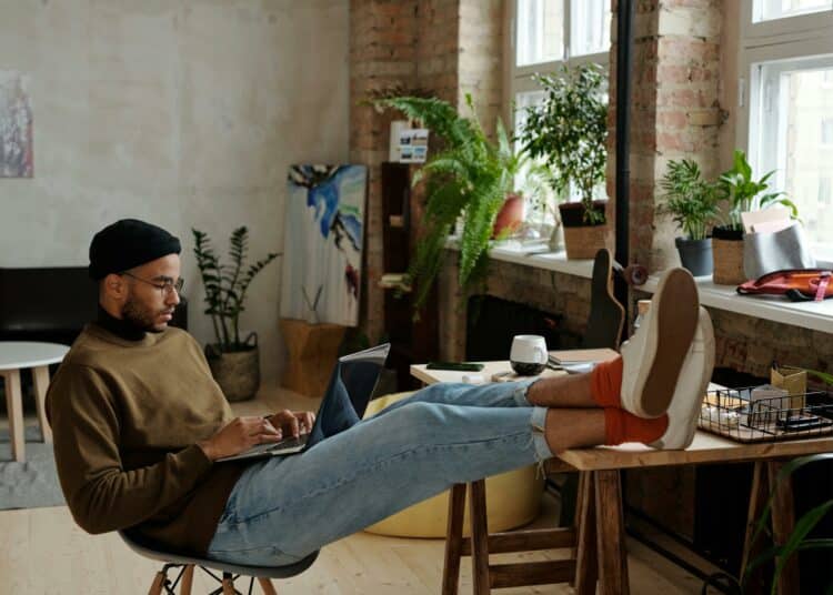pexels-tony-schnagl-jeune assis et travaillant-Top 5 des projets à lancer pour un étudiant