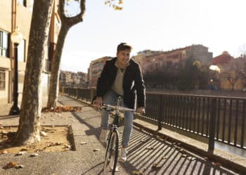 freepik - étudiant en vélo - spw mobilité - Marche, vélo, trottinette ou transports en commun comment choisir ce qui te convient