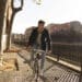 freepik - étudiant en vélo - spw mobilité - Marche, vélo, trottinette ou transports en commun comment choisir ce qui te convient