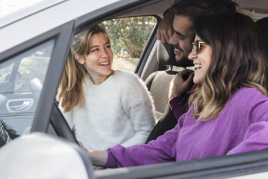 freepik - étudiants en covoiturage - Comment te rendre en cours sans le stress de la voiture