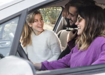 freepik - étudiants en covoiturage - Comment te rendre en cours sans le stress de la voiture