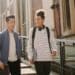 pexels-armin-rimoldi-étudiant qui discutent en marchant-7 indispensables pour ta rentrée en supérieur