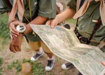 pexels-cottonbro-scouts avec boussole-Comment combiner les mouvements de jeunesse et les études