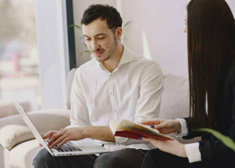 pexels-gustavo-fring-jeune sur un ordinateur-c'est quoi un master en alternance