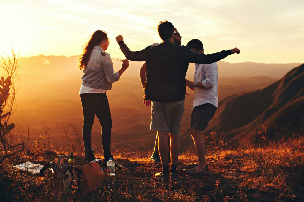 pexels-helena-lopes-pique-nique de jeunes au coucher de soleil-Les activités à faire durant tes vacances scolaires
