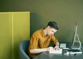 pexels-ivan-samkov-étudiant qui prend des notes-Première rentrée dans le supérieur prendre des notes à la main ou à l'ordinateur