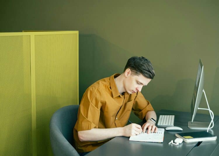 pexels-ivan-samkov-étudiant qui prend des notes-Première rentrée dans le supérieur prendre des notes à la main ou à l'ordinateur