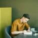 pexels-ivan-samkov-étudiant qui prend des notes-Première rentrée dans le supérieur prendre des notes à la main ou à l'ordinateur