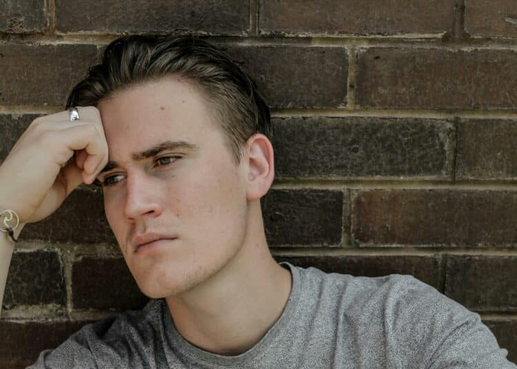 pexels-mikegreer-photos-homme qui réfléchit-Baptême étudiant ou pas, le grand dilemme