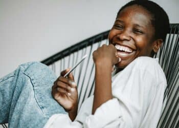 pexels-roman-odintsov-4 tips voor een betaalbare zomeroutfit voor studenten