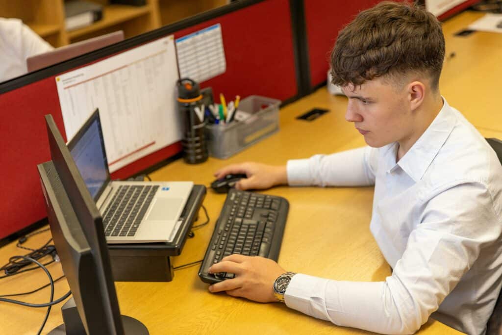 pexels-thisisengineering-jeune qui travaille sur un ordi-avoir un job étudiant, est-ce vraiment indispensable