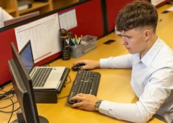 pexels-thisisengineering-jeune qui travaille sur un ordi-avoir un job étudiant, est-ce vraiment indispensable