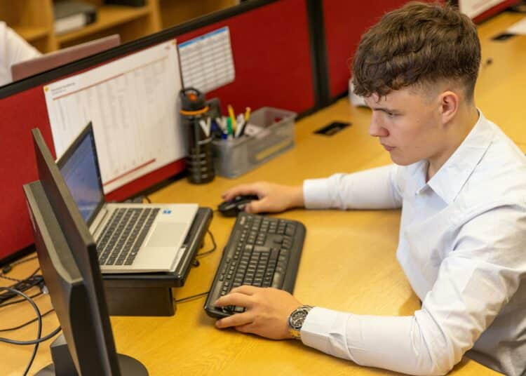 pexels-thisisengineering-jeune qui travaille sur un ordi-avoir un job étudiant, est-ce vraiment indispensable