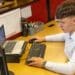 pexels-thisisengineering-jeune qui travaille sur un ordi-avoir un job étudiant, est-ce vraiment indispensable