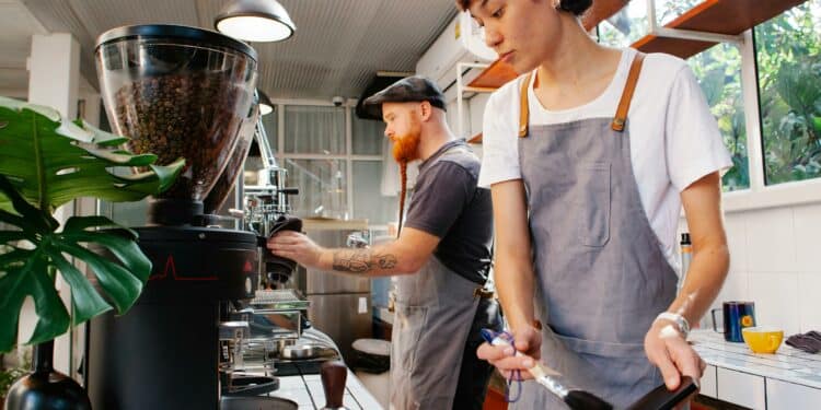 pexels-tim-douglas-jeunes employés qui travaillent-Comment trouver un job étudiant dès la rentrée