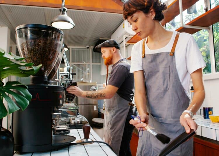 pexels-tim-douglas-jeunes employés qui travaillent-Comment trouver un job étudiant dès la rentrée