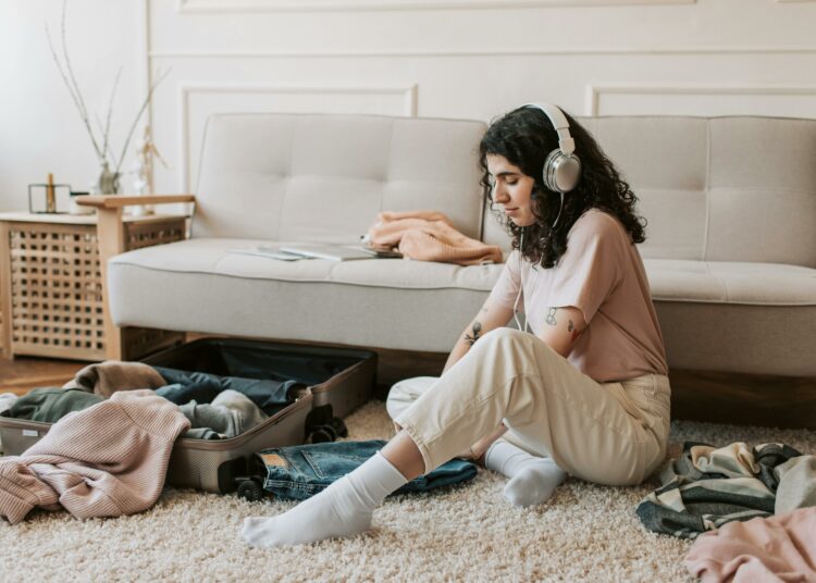 pexels-vlada-karpovich-fille qui fait sa valise-Les indispensables à prendre pour partir en vacances