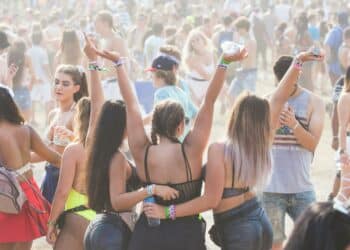 pexels-wendywei-étudiantes en festival - Ta checklist pour Dour 2024