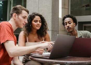 pexels-william-fortunato-étudiants qui discutent ensemble-Comment gérer sa rentrée dans le supérieur