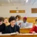 pexels-yankrukov-groupe d'étudiants en auditoire-c'est quoi un PAE