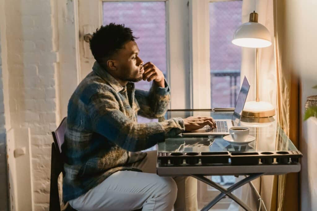 pexels-andres-ayrton-jeune étudiant sur son ordinateur-comment gérer la pression si tu n'as toujours pas de stage