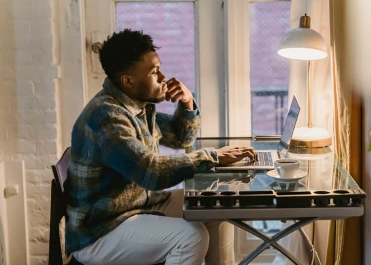 pexels-andres-ayrton-jeune étudiant sur son ordinateur-comment gérer la pression si tu n'as toujours pas de stage