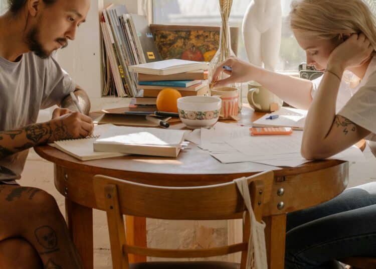 pexels-cottonbro-deux étudiants assis en face, qui travaillent-C’est quoi une année de césure