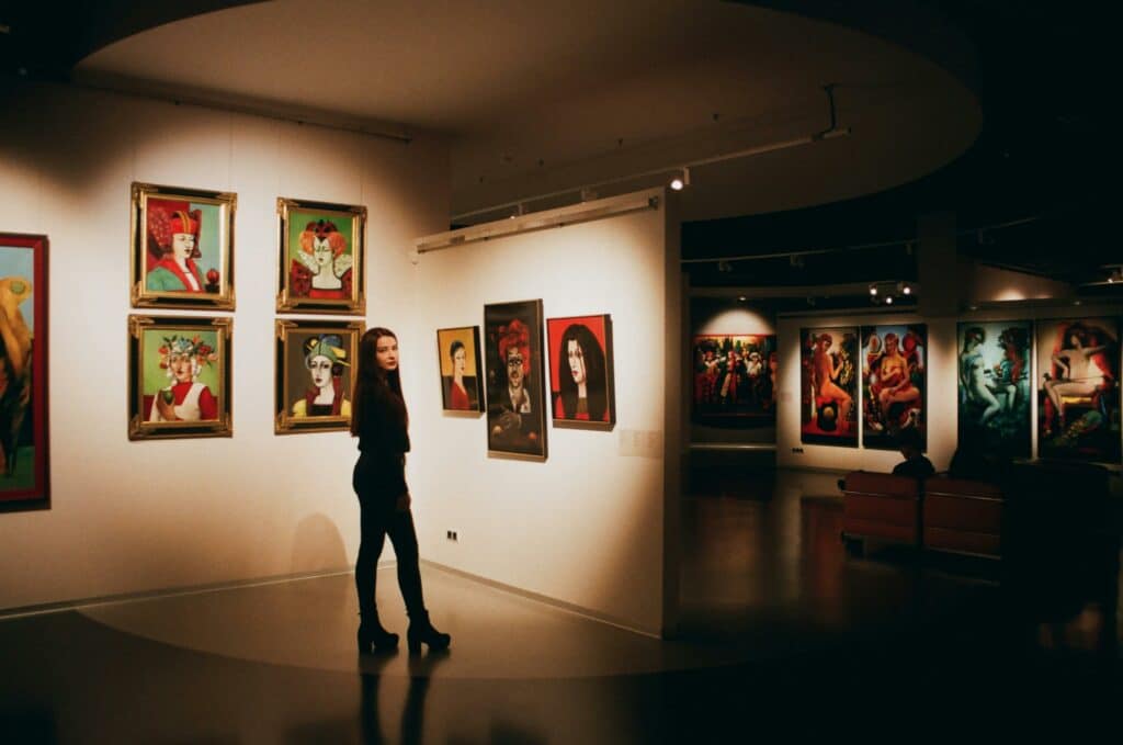 pexels-dariabuntaria-jeune fille dans un musée-5 expositions à faire à Bruxelles pour octobre