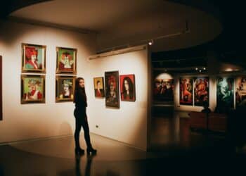 pexels-dariabuntaria-jeune fille dans un musée-5 expositions à faire à Bruxelles pour octobre