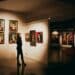 pexels-dariabuntaria-jeune fille dans un musée-5 expositions à faire à Bruxelles pour octobre