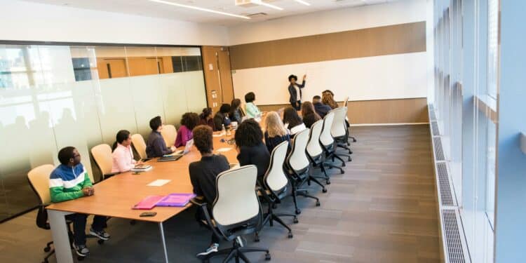 pexels-divinetechygirl-réunion entre collègues-6 raisons de faire un stage à l’étranger