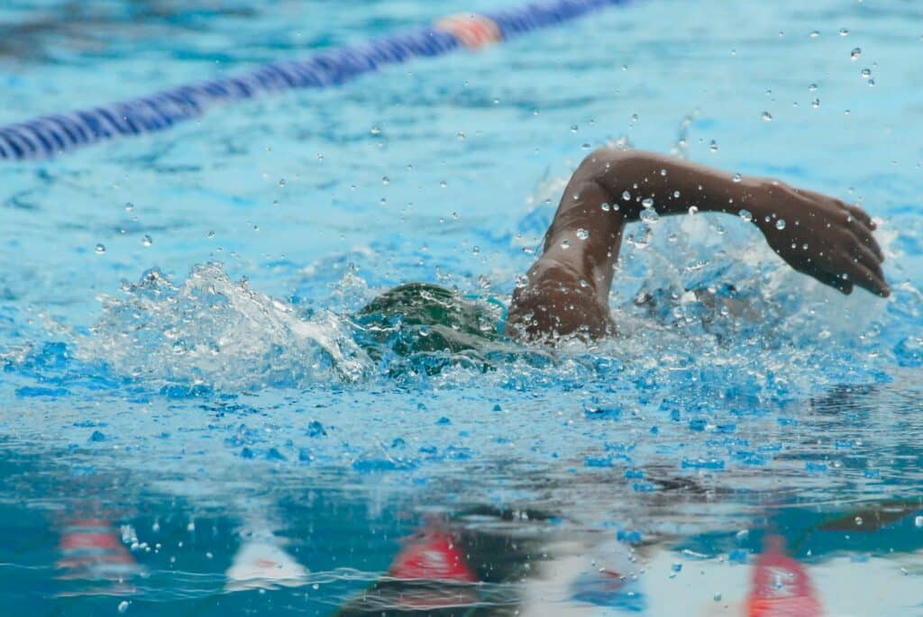 pexels-emily-rose-personne qui nage dans une piscine-6 raisons de se mettre à la natation pour bouger