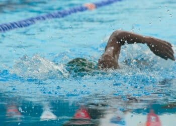 pexels-emily-rose-personne qui nage dans une piscine-6 raisons de se mettre à la natation pour bouger