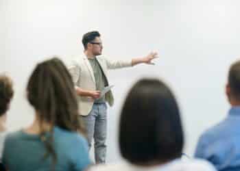 pexels-fauxels-enseignants devant des élèves-Comment se faire apprécier par les profs dès la rentrée