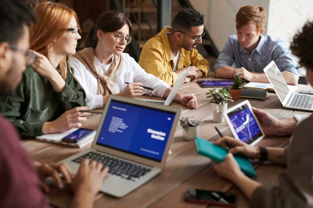 pexels-fauxels-équipe d'employés qui travaillent ensemble-Comment s’y prendre pour faire un stage à l’étranger