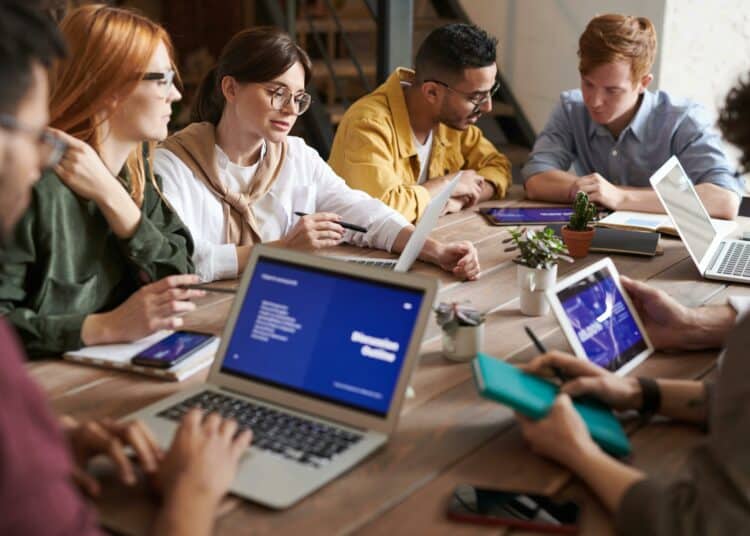 pexels-fauxels-équipe d'employés qui travaillent ensemble-Comment s’y prendre pour faire un stage à l’étranger