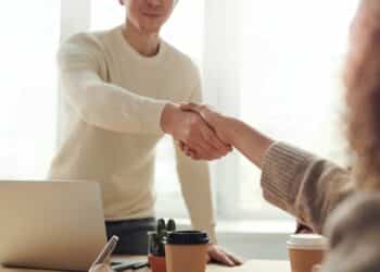 pexels-fauxels-poignée de main-Comment décrocher le stage parfait